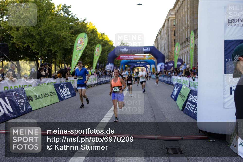 01.09.2024 - BARMER Alsterlauf Kathrin Stürmer Photography http://msf.ph/oto/6970209 01.09.2024 09:59:16 Ziel 2087, 2337, 2355, 2390, 2412, 2950, 2977, 3510, 3748, 3875, 3940, 4093, 4151, 4277, 4278, 4325, 4361, 4392, 4524, 4785, 4930, 5124, 5125, 5204, 5205, 5237, 8010, 8163, 8321, 2020, 2174, 2252, 2303, 2445, 2603, 2723, 2729, 2736, 2923, 2932, 3410, 3485, 3489, 3727, 3995, 4066, 4293, 4444, 4670, 4956, 4994, 5092, 5298, 5303, 8057, 8134, 8148, 8267, 8281 meine-sportfotos.de