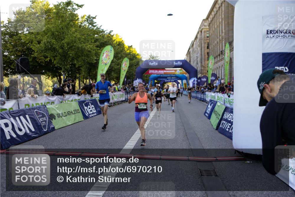 01.09.2024 - BARMER Alsterlauf Kathrin Stürmer Photography http://msf.ph/oto/6970210 01.09.2024 09:59:16 Ziel 2087, 2337, 2355, 2390, 2412, 2950, 2977, 3510, 3748, 3875, 3940, 4093, 4151, 4277, 4278, 4325, 4361, 4392, 4524, 4785, 4930, 5124, 5125, 5204, 5205, 5237, 8010, 8163, 8321, 2020, 2174, 2252, 2303, 2445, 2603, 2723, 2729, 2736, 2923, 2932, 3410, 3485, 3489, 3727, 3995, 4066, 4293, 4444, 4670, 4956, 4994, 5092, 5298, 5303, 8057, 8134, 8148, 8267, 8281 meine-sportfotos.de