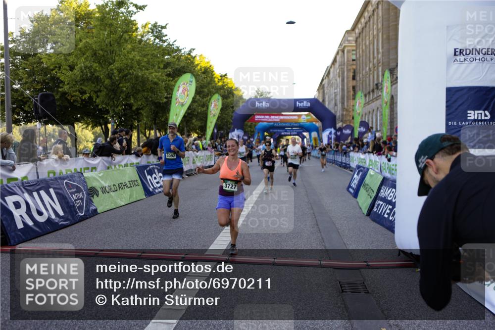 01.09.2024 - BARMER Alsterlauf Kathrin Stürmer Photography http://msf.ph/oto/6970211 01.09.2024 09:59:16 Ziel 2087, 2337, 2355, 2390, 2412, 2950, 2977, 3510, 3748, 3875, 3940, 4093, 4151, 4277, 4278, 4325, 4361, 4392, 4524, 4785, 4930, 5124, 5125, 5204, 5205, 5237, 8010, 8163, 8321, 2020, 2174, 2252, 2303, 2445, 2603, 2723, 2729, 2736, 2923, 2932, 3410, 3485, 3489, 3727, 3995, 4066, 4293, 4444, 4670, 4956, 4994, 5092, 5298, 5303, 8057, 8134, 8148, 8267, 8281 meine-sportfotos.de