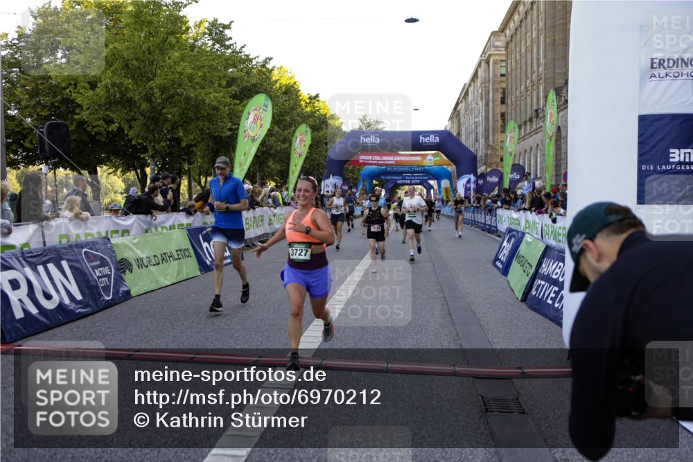 01.09.2024 - BARMER Alsterlauf Kathrin Stürmer Photography http://msf.ph/oto/6970212 01.09.2024 09:59:17 Ziel 2087, 2355, 2390, 2412, 2950, 3510, 3748, 3875, 3940, 4093, 4151, 4277, 4278, 4325, 4361, 4392, 4524, 4785, 4930, 5124, 5125, 5204, 5205, 5237, 8010, 8163, 8321, 2020, 2174, 2252, 2303, 2445, 2603, 2723, 2729, 2736, 2923, 2932, 3410, 3485, 3489, 3727, 3995, 4066, 4444, 4994, 5092, 5298, 5303, 8057, 8134, 8148, 8267, 8281 meine-sportfotos.de