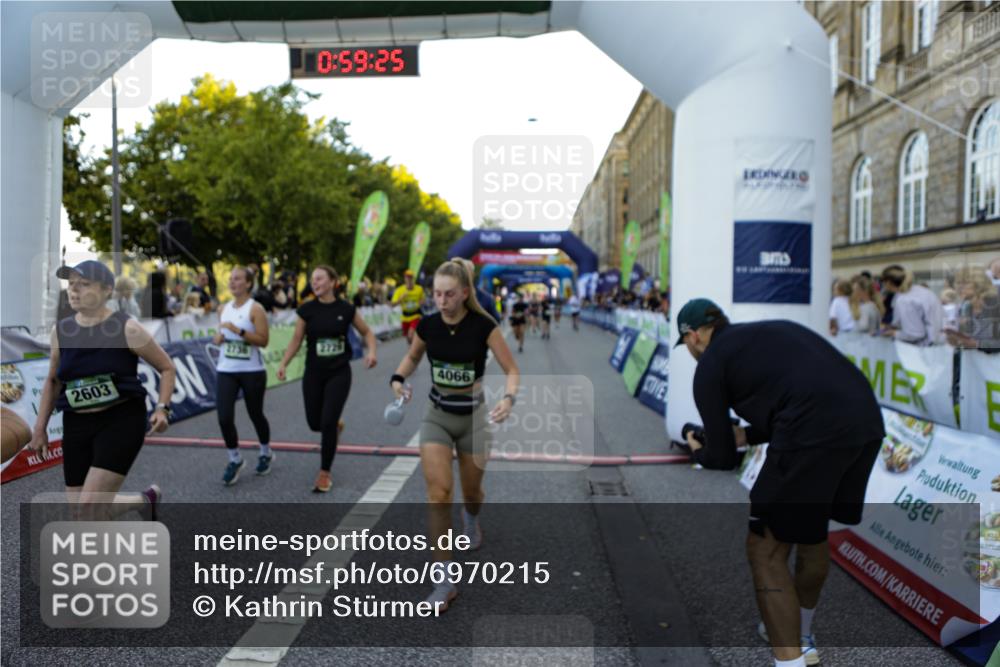 01.09.2024 - BARMER Alsterlauf Kathrin Stürmer Photography http://msf.ph/oto/6970215 01.09.2024 09:59:24 Ziel 2087, 2355, 2390, 2412, 2417, 2950, 3311, 3315, 3510, 3748, 3940, 4151, 4278, 4325, 4361, 4392, 4524, 4557, 4930, 5204, 5205, 5237, 8010, 8321, 2020, 2038, 2252, 2303, 2445, 2603, 2719, 2729, 2736, 3115, 3485, 3603, 3758, 4066, 4212, 4232, 4432, 4444, 4708, 4722, 5231, 5298, 8057, 8111, 8134, 8148, 8281 meine-sportfotos.de
