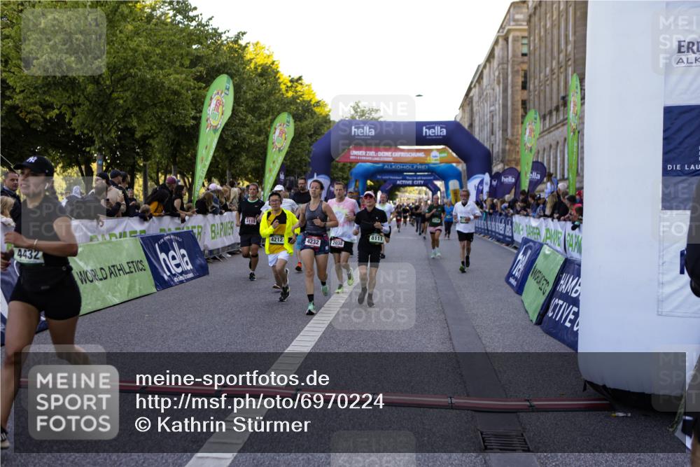 01.09.2024 - BARMER Alsterlauf Kathrin Stürmer Photography http://msf.ph/oto/6970224 01.09.2024 09:59:28 Ziel 2355, 2417, 2877, 2950, 3311, 3315, 3510, 3748, 3940, 4325, 4392, 4524, 4557, 5204, 5205, 5237, 8010, 8321, 8352, 2038, 2223, 2252, 2303, 2445, 2603, 2719, 2729, 2736, 3115, 3603, 3758, 4066, 4212, 4232, 4432, 4495, 4605, 4708, 4722, 4867, 5231, 8111, 8134, 8148, 8281 meine-sportfotos.de