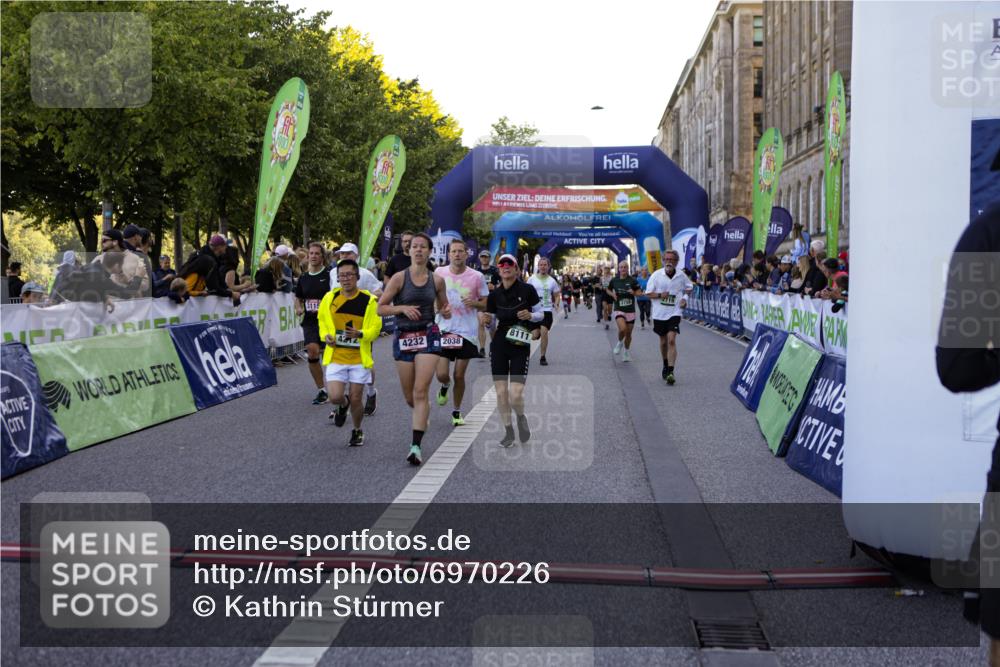 01.09.2024 - BARMER Alsterlauf Kathrin Stürmer Photography http://msf.ph/oto/6970226 01.09.2024 09:59:28 Ziel 2355, 2417, 2877, 2950, 3311, 3315, 3510, 3748, 3940, 4325, 4392, 4524, 4557, 5204, 5205, 5237, 8010, 8321, 8352, 2038, 2223, 2252, 2303, 2445, 2603, 2719, 2729, 2736, 3115, 3603, 3758, 4066, 4212, 4232, 4432, 4495, 4605, 4708, 4722, 4867, 5231, 8111, 8134, 8148, 8281 meine-sportfotos.de