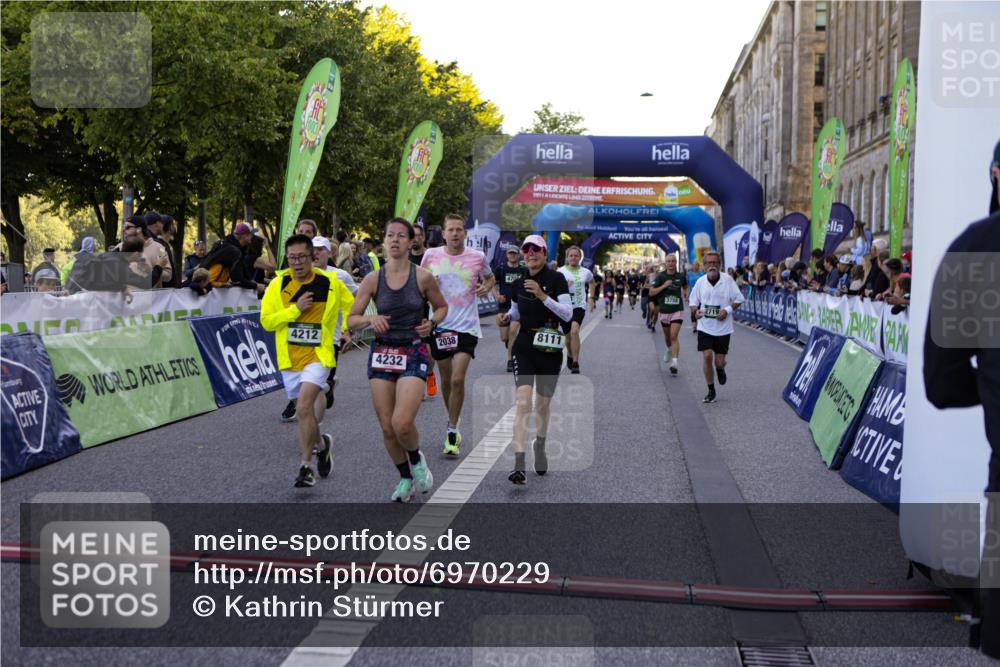 01.09.2024 - BARMER Alsterlauf Kathrin Stürmer Photography http://msf.ph/oto/6970229 01.09.2024 09:59:28 Ziel 2355, 2417, 2877, 2950, 3311, 3315, 3510, 3748, 3940, 4325, 4392, 4524, 4557, 5204, 5205, 5237, 8010, 8321, 8352, 2038, 2223, 2252, 2303, 2445, 2603, 2719, 2729, 2736, 3115, 3603, 3758, 4066, 4212, 4232, 4432, 4495, 4605, 4708, 4722, 4867, 5231, 8111, 8134, 8148, 8281 meine-sportfotos.de