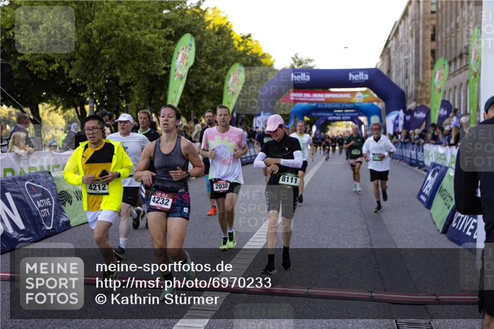 01.09.2024 - BARMER Alsterlauf Kathrin Stürmer Photography http://msf.ph/oto/6970233 01.09.2024 09:59:29 Ziel 2355, 2417, 2877, 2950, 3311, 3315, 3748, 3940, 4325, 4392, 4524, 4557, 5204, 5205, 5237, 8010, 8321, 8352, 2038, 2079, 2223, 2445, 2603, 2719, 2729, 2736, 2771, 3115, 3603, 3758, 4066, 4212, 4232, 4432, 4495, 4605, 4708, 4722, 4867, 5231, 8111, 8134, 8281 meine-sportfotos.de