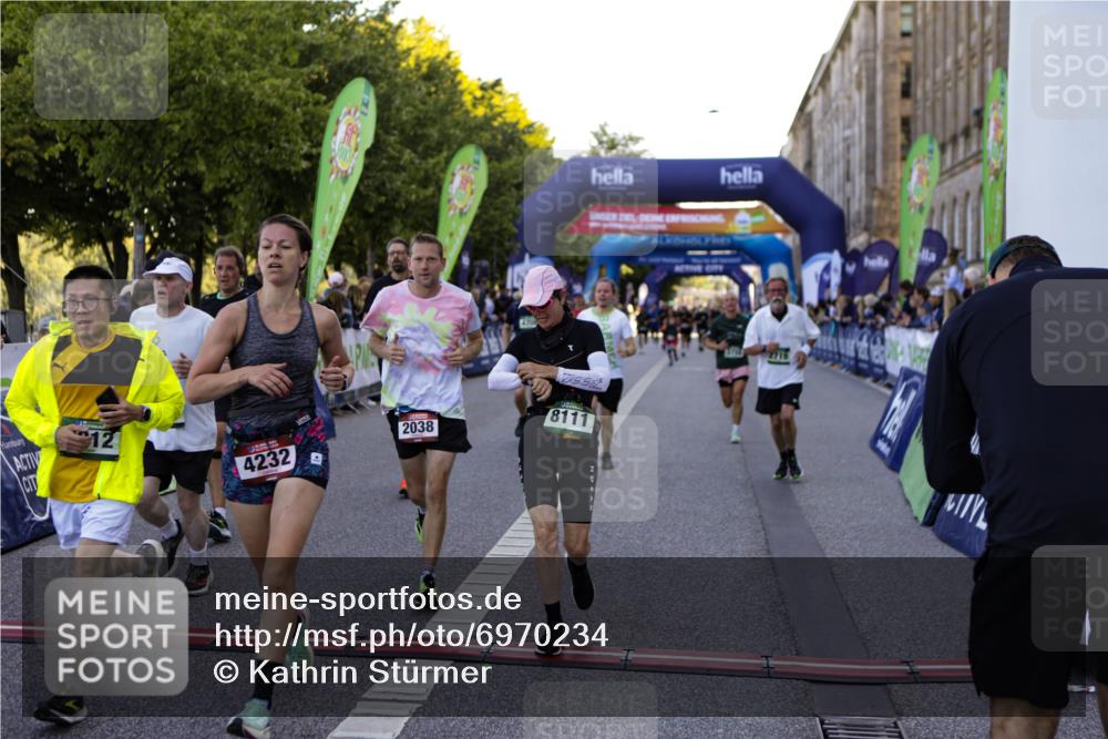 01.09.2024 - BARMER Alsterlauf Kathrin Stürmer Photography http://msf.ph/oto/6970234 01.09.2024 09:59:29 Ziel 2355, 2417, 2877, 2950, 3311, 3315, 3748, 3940, 4325, 4392, 4524, 4557, 5204, 5205, 5237, 8010, 8321, 8352, 2038, 2079, 2223, 2445, 2603, 2719, 2729, 2736, 2771, 3115, 3603, 3758, 4066, 4212, 4232, 4432, 4495, 4605, 4708, 4722, 4867, 5231, 8111, 8134, 8281 meine-sportfotos.de