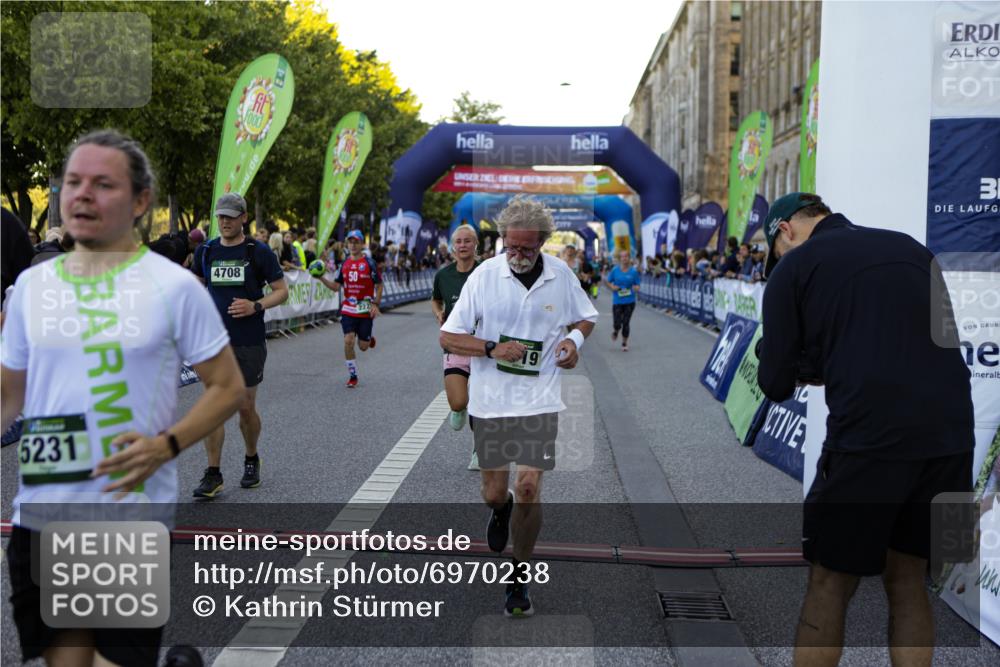 01.09.2024 - BARMER Alsterlauf Kathrin Stürmer Photography http://msf.ph/oto/6970238 01.09.2024 09:59:32 Ziel 2355, 2417, 2877, 2908, 2909, 2950, 3311, 3315, 3748, 4557, 4737, 4904, 4984, 8010, 8222, 8321, 8352, 2038, 2079, 2223, 2719, 2771, 3010, 3115, 3603, 3758, 4212, 4232, 4432, 4495, 4605, 4708, 4722, 4727, 4867, 5016, 5231, 8111 meine-sportfotos.de