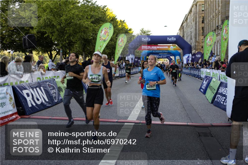 01.09.2024 - BARMER Alsterlauf Kathrin Stürmer Photography http://msf.ph/oto/6970242 01.09.2024 09:59:37 Ziel 2057, 2159, 2417, 2503, 2766, 2877, 2908, 2909, 3311, 3315, 3586, 3815, 4557, 4737, 4904, 4984, 5135, 8222, 8352, 8371, 2079, 2223, 2323, 2719, 2771, 3010, 3185, 3603, 3718, 3737, 3758, 4005, 4482, 4495, 4575, 4605, 4708, 4727, 4867, 4980, 5016, 5231, 5266, 8141, 8345 meine-sportfotos.de