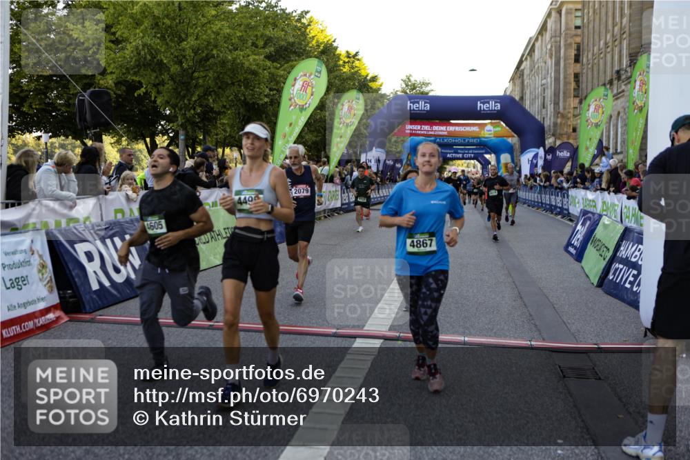 01.09.2024 - BARMER Alsterlauf Kathrin Stürmer Photography http://msf.ph/oto/6970243 01.09.2024 09:59:37 Ziel 2057, 2159, 2417, 2503, 2766, 2877, 2908, 2909, 3311, 3315, 3586, 3815, 4557, 4737, 4904, 4984, 5135, 8222, 8352, 8371, 2079, 2223, 2323, 2719, 2771, 3010, 3185, 3603, 3718, 3737, 3758, 4005, 4482, 4495, 4575, 4605, 4708, 4727, 4867, 4980, 5016, 5231, 5266, 8141, 8345 meine-sportfotos.de