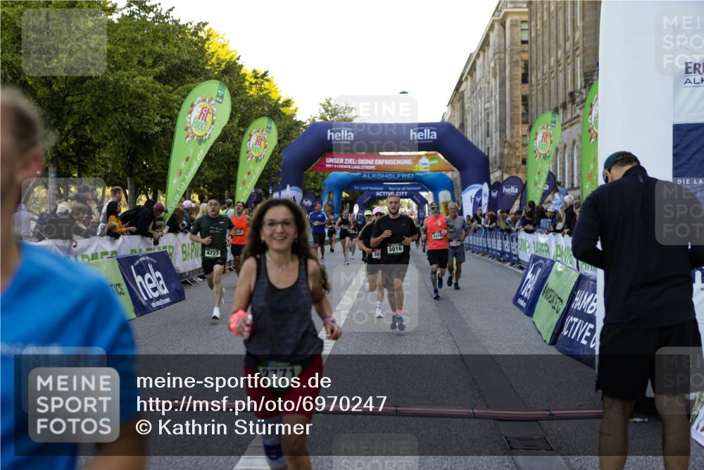 01.09.2024 - BARMER Alsterlauf Kathrin Stürmer Photography http://msf.ph/oto/6970247 01.09.2024 09:59:38 Ziel 2057, 2159, 2417, 2503, 2766, 2877, 2908, 2909, 3311, 3315, 3586, 3673, 3815, 4405, 4557, 4737, 4904, 4984, 5135, 8222, 8352, 8371, 2079, 2223, 2304, 2323, 2771, 3010, 3185, 3718, 3737, 3758, 4005, 4045, 4482, 4495, 4575, 4605, 4708, 4727, 4867, 4980, 5016, 5146, 5148, 5266, 8141, 8345 meine-sportfotos.de
