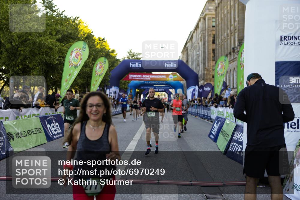 01.09.2024 - BARMER Alsterlauf Kathrin Stürmer Photography http://msf.ph/oto/6970249 01.09.2024 09:59:39 Ziel 2057, 2159, 2417, 2503, 2766, 2877, 2908, 2909, 3311, 3315, 3586, 3673, 3815, 4302, 4405, 4557, 4737, 4904, 4984, 5135, 8033, 8222, 8352, 8371, 2079, 2223, 2304, 2323, 2771, 3010, 3185, 3718, 3737, 3758, 3888, 4005, 4045, 4482, 4495, 4575, 4605, 4727, 4867, 4980, 5016, 5146, 5148, 5266, 5302, 8141, 8345 meine-sportfotos.de