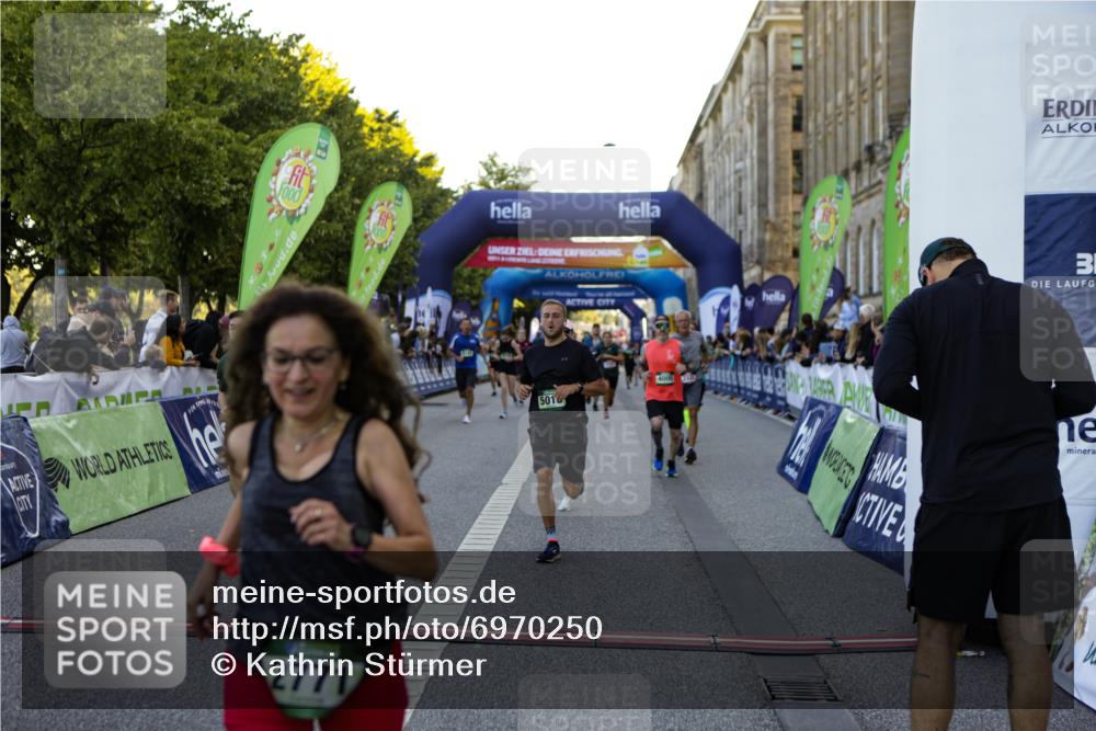 01.09.2024 - BARMER Alsterlauf Kathrin Stürmer Photography http://msf.ph/oto/6970250 01.09.2024 09:59:39 Ziel 2057, 2159, 2417, 2503, 2766, 2877, 2908, 2909, 3311, 3315, 3586, 3673, 3815, 4302, 4405, 4557, 4737, 4904, 4984, 5135, 8033, 8222, 8352, 8371, 2079, 2223, 2304, 2323, 2771, 3010, 3185, 3718, 3737, 3758, 3888, 4005, 4045, 4482, 4495, 4575, 4605, 4727, 4867, 4980, 5016, 5146, 5148, 5266, 5302, 8141, 8345 meine-sportfotos.de