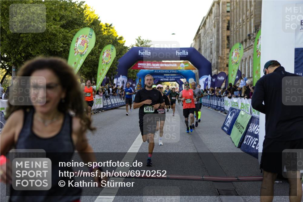 01.09.2024 - BARMER Alsterlauf Kathrin Stürmer Photography http://msf.ph/oto/6970252 01.09.2024 09:59:39 Ziel 2057, 2159, 2417, 2503, 2766, 2877, 2908, 2909, 3311, 3315, 3586, 3673, 3815, 4302, 4405, 4557, 4737, 4904, 4984, 5135, 8033, 8222, 8352, 8371, 2079, 2223, 2304, 2323, 2771, 3010, 3185, 3718, 3737, 3758, 3888, 4005, 4045, 4482, 4495, 4575, 4605, 4727, 4867, 4980, 5016, 5146, 5148, 5266, 5302, 8141, 8345 meine-sportfotos.de