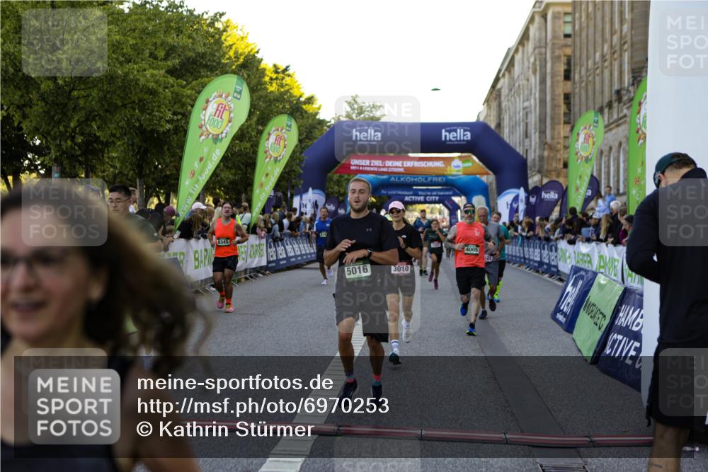 01.09.2024 - BARMER Alsterlauf Kathrin Stürmer Photography http://msf.ph/oto/6970253 01.09.2024 09:59:39 Ziel 2057, 2159, 2417, 2503, 2766, 2877, 2908, 2909, 3311, 3315, 3586, 3673, 3815, 4302, 4405, 4557, 4737, 4904, 4984, 5135, 8033, 8222, 8352, 8371, 2079, 2223, 2304, 2323, 2771, 3010, 3185, 3718, 3737, 3758, 3888, 4005, 4045, 4482, 4495, 4575, 4605, 4727, 4867, 4980, 5016, 5146, 5148, 5266, 5302, 8141, 8345 meine-sportfotos.de