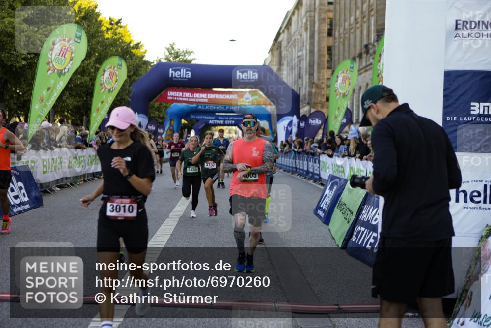 01.09.2024 - BARMER Alsterlauf Kathrin Stürmer Photography http://msf.ph/oto/6970260 01.09.2024 09:59:41 Ziel 2057, 2159, 2503, 2766, 2877, 2908, 2909, 2912, 3053, 3070, 3311, 3315, 3586, 3673, 3815, 4302, 4405, 4557, 4737, 4904, 4984, 5135, 8033, 8222, 8352, 8371, 2079, 2304, 2323, 2771, 3010, 3185, 3718, 3737, 3888, 4005, 4045, 4056, 4482, 4488, 4495, 4575, 4605, 4635, 4727, 4867, 4980, 5016, 5146, 5148, 5266, 5302, 8141, 8345 meine-sportfotos.de