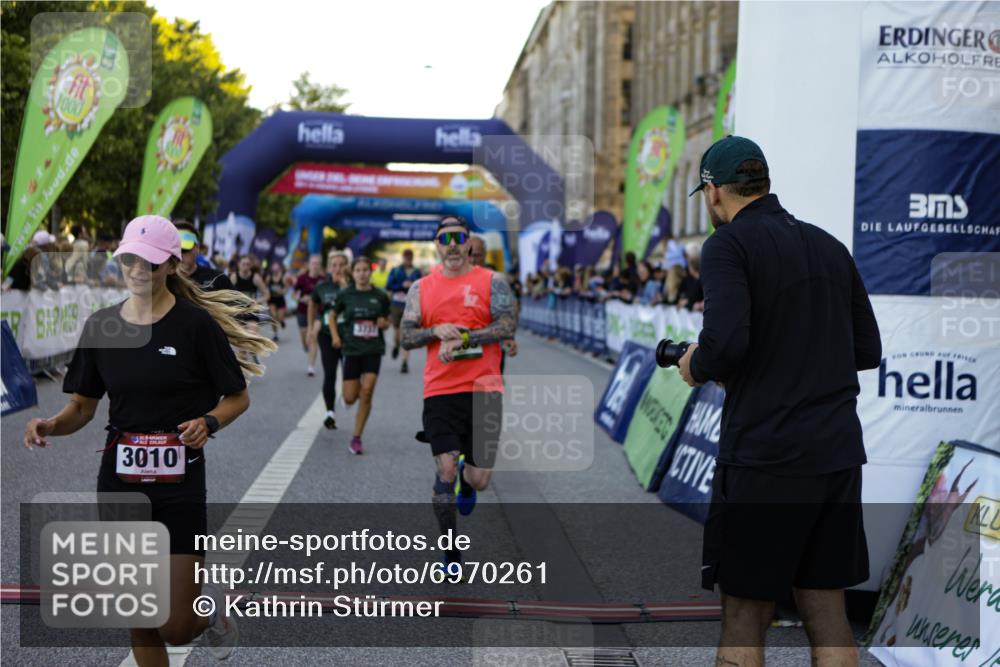 01.09.2024 - BARMER Alsterlauf Kathrin Stürmer Photography http://msf.ph/oto/6970261 01.09.2024 09:59:41 Ziel 2057, 2159, 2503, 2766, 2877, 2908, 2909, 2912, 3053, 3070, 3311, 3315, 3586, 3673, 3815, 4302, 4405, 4557, 4737, 4904, 4984, 5135, 8033, 8222, 8352, 8371, 2079, 2304, 2323, 2771, 3010, 3185, 3718, 3737, 3888, 4005, 4045, 4056, 4482, 4488, 4495, 4575, 4605, 4635, 4727, 4867, 4980, 5016, 5146, 5148, 5266, 5302, 8141, 8345 meine-sportfotos.de