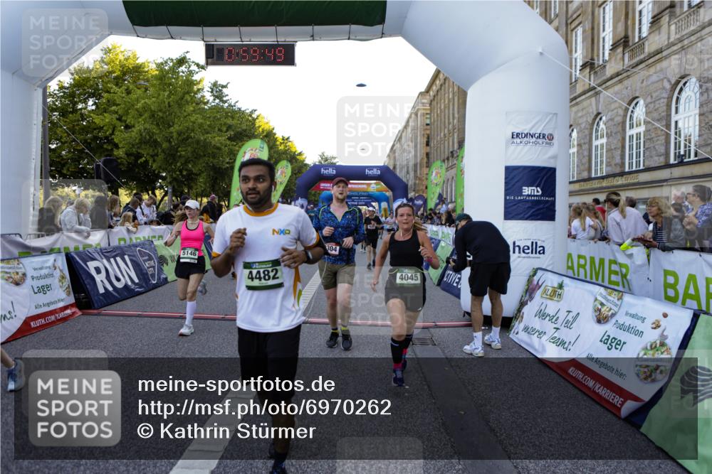 01.09.2024 - BARMER Alsterlauf Kathrin Stürmer Photography http://msf.ph/oto/6970262 01.09.2024 09:59:47 Ziel 2057, 2159, 2361, 2395, 2396, 2401, 2503, 2766, 2877, 2908, 2909, 2912, 3053, 3070, 3586, 3673, 3815, 4141, 4302, 4405, 4604, 4737, 4904, 4984, 5135, 8033, 8201, 8222, 8371, 2155, 2304, 2323, 2335, 2545, 2620, 3010, 3185, 3366, 3718, 3737, 3888, 4005, 4045, 4056, 4294, 4482, 4488, 4575, 4635, 4980, 5146, 5148, 5212, 5266, 5299, 5302, 8141, 8345 meine-sportfotos.de