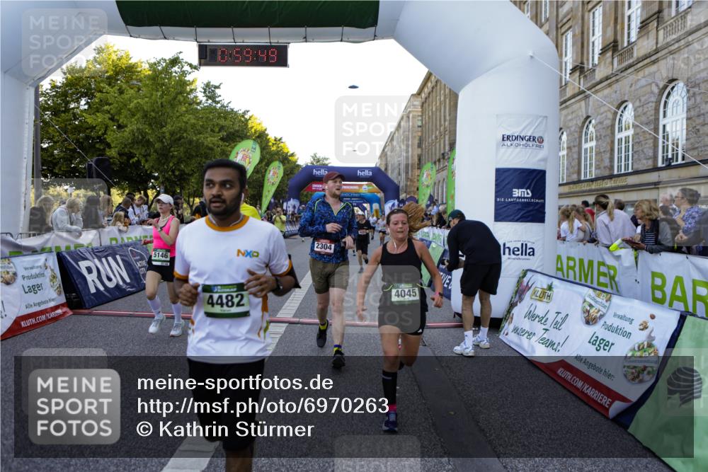 01.09.2024 - BARMER Alsterlauf Kathrin Stürmer Photography http://msf.ph/oto/6970263 01.09.2024 09:59:47 Ziel 2057, 2159, 2361, 2395, 2396, 2401, 2503, 2766, 2877, 2908, 2909, 2912, 3053, 3070, 3586, 3673, 3815, 4141, 4302, 4405, 4604, 4737, 4904, 4984, 5135, 8033, 8201, 8222, 8371, 2155, 2304, 2323, 2335, 2545, 2620, 3010, 3185, 3366, 3718, 3737, 3888, 4005, 4045, 4056, 4294, 4482, 4488, 4575, 4635, 4980, 5146, 5148, 5212, 5266, 5299, 5302, 8141, 8345 meine-sportfotos.de