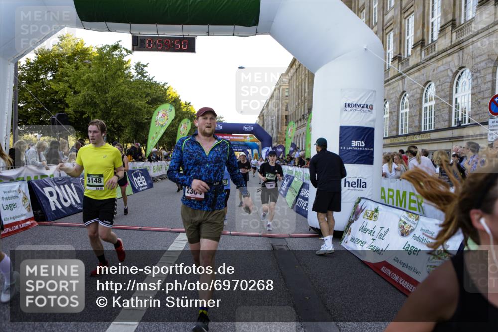 01.09.2024 - BARMER Alsterlauf Kathrin Stürmer Photography http://msf.ph/oto/6970268 01.09.2024 09:59:48 Ziel 2057, 2159, 2361, 2395, 2396, 2401, 2503, 2766, 2877, 2908, 2909, 2912, 3053, 3070, 3586, 3673, 3815, 4141, 4302, 4405, 4604, 4737, 4904, 4984, 5135, 8032, 8033, 8201, 8222, 8371, 2155, 2304, 2323, 2335, 2545, 2620, 3185, 3366, 3718, 3737, 3888, 4005, 4045, 4056, 4294, 4482, 4488, 4575, 4635, 4980, 5146, 5148, 5169, 5212, 5266, 5299, 5302, 8141, 8345 meine-sportfotos.de