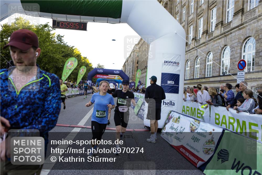 01.09.2024 - BARMER Alsterlauf Kathrin Stürmer Photography http://msf.ph/oto/6970274 01.09.2024 09:59:49 Ziel 2057, 2159, 2361, 2395, 2396, 2401, 2503, 2766, 2908, 2909, 2912, 3053, 3070, 3586, 3673, 3815, 4141, 4302, 4405, 4604, 4737, 4904, 4984, 5135, 8032, 8033, 8101, 8201, 8222, 8371, 2155, 2304, 2323, 2335, 2545, 2620, 3185, 3366, 3718, 3737, 3888, 4045, 4056, 4294, 4482, 4488, 4635, 4980, 5146, 5148, 5169, 5212, 5266, 5299, 5302, 8141, 8345 meine-sportfotos.de