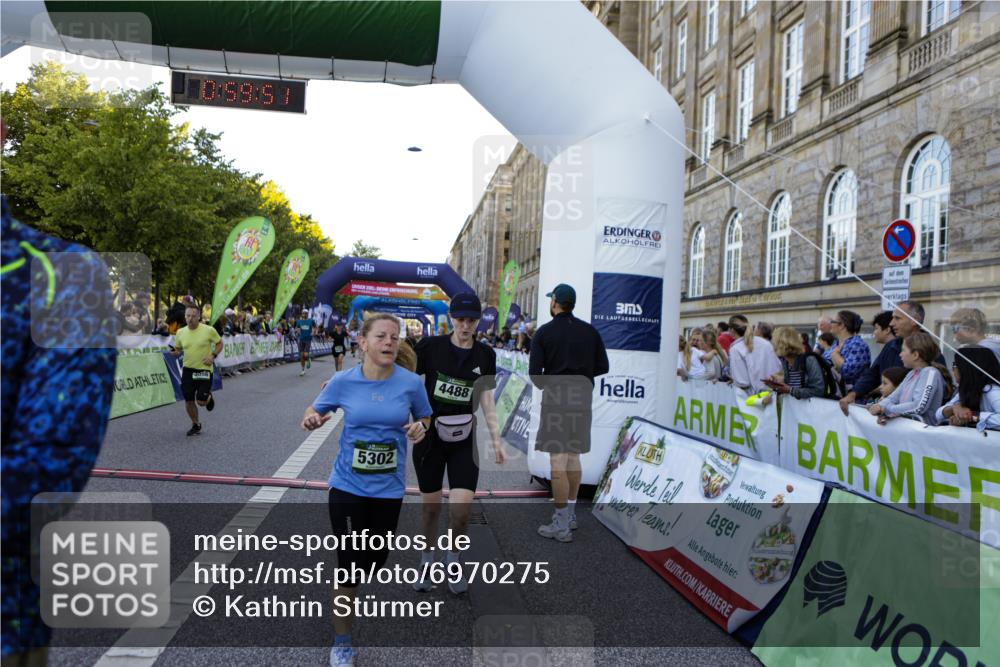 01.09.2024 - BARMER Alsterlauf Kathrin Stürmer Photography http://msf.ph/oto/6970275 01.09.2024 09:59:49 Ziel 2057, 2159, 2361, 2395, 2396, 2401, 2503, 2766, 2908, 2909, 2912, 3053, 3070, 3586, 3673, 3815, 4141, 4302, 4405, 4604, 4737, 4904, 4984, 5135, 8032, 8033, 8101, 8201, 8222, 8371, 2155, 2304, 2323, 2335, 2545, 2620, 3185, 3366, 3718, 3737, 3888, 4045, 4056, 4294, 4482, 4488, 4635, 4980, 5146, 5148, 5169, 5212, 5266, 5299, 5302, 8141, 8345 meine-sportfotos.de