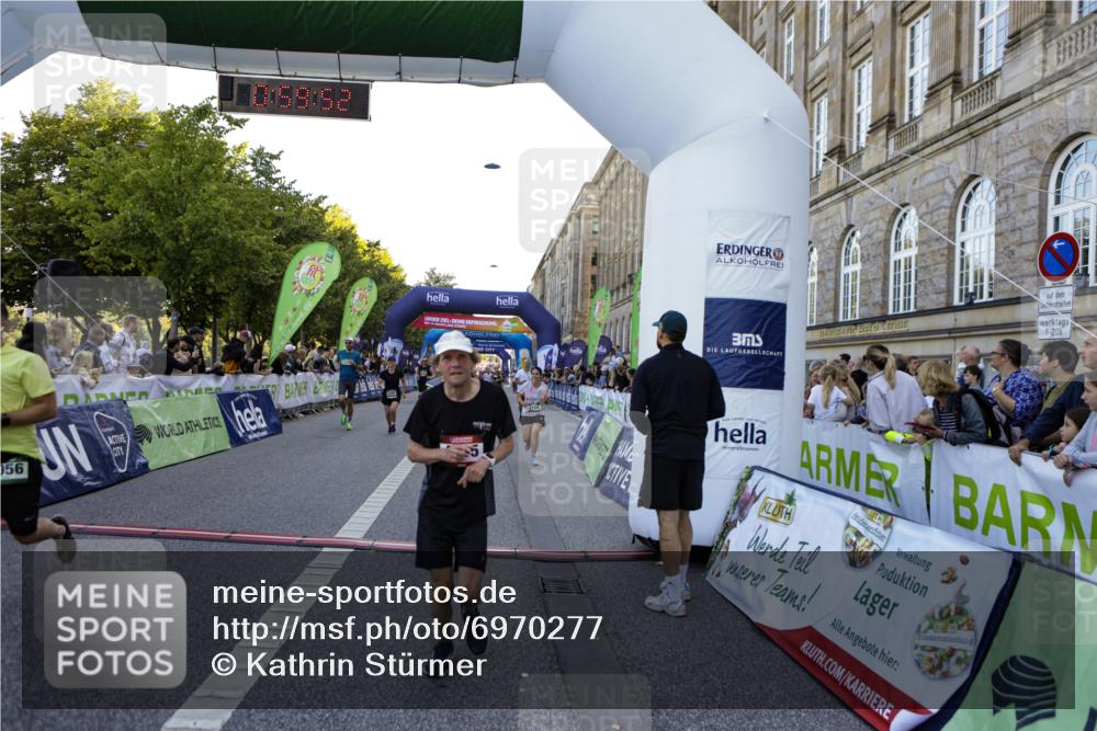 01.09.2024 - BARMER Alsterlauf Kathrin Stürmer Photography http://msf.ph/oto/6970277 01.09.2024 09:59:51 Ziel 2057, 2159, 2361, 2395, 2396, 2401, 2503, 2766, 2908, 2909, 2912, 3053, 3070, 3288, 3586, 3673, 3815, 4141, 4302, 4405, 4604, 4737, 4984, 5135, 8032, 8033, 8101, 8201, 8222, 8371, 2155, 2304, 2335, 2545, 2562, 2620, 2918, 3366, 3718, 3888, 4045, 4056, 4227, 4294, 4482, 4488, 4635, 4887, 5146, 5148, 5153, 5169, 5212, 5266, 5299, 5302 meine-sportfotos.de