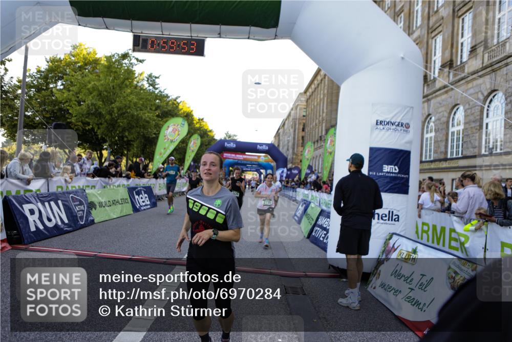 01.09.2024 - BARMER Alsterlauf Kathrin Stürmer Photography http://msf.ph/oto/6970284 01.09.2024 09:59:52 Ziel 2057, 2159, 2361, 2395, 2396, 2401, 2503, 2766, 2908, 2909, 2912, 3053, 3070, 3288, 3586, 3673, 3815, 4141, 4302, 4405, 4604, 4737, 4984, 5135, 8032, 8033, 8101, 8201, 8371, 2155, 2304, 2335, 2545, 2562, 2620, 2918, 3366, 3888, 4045, 4056, 4227, 4294, 4482, 4488, 4635, 4887, 5146, 5148, 5153, 5169, 5212, 5299, 5302 meine-sportfotos.de