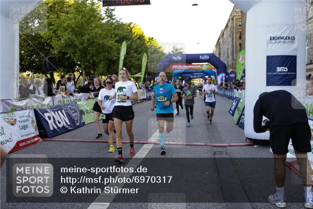 01.09.2024 - BARMER Alsterlauf Kathrin Stürmer Photography http://msf.ph/oto/6970317 01.09.2024 10:00:39 Ziel 2197, 2206, 2244, 2674, 2689, 3223, 3323, 3367, 3528, 3687, 3912, 4052, 4171, 4428, 4608, 4687, 4813, 4926, 4936, 5138, 5144, 8149, 2330, 2419, 2612, 2920, 2921, 3078, 3541, 3725, 3762, 3834, 3836, 4152, 4263, 4739, 4744, 4869, 4971, 4985, 8007, 8054, 8086, 8088, 8287 meine-sportfotos.de