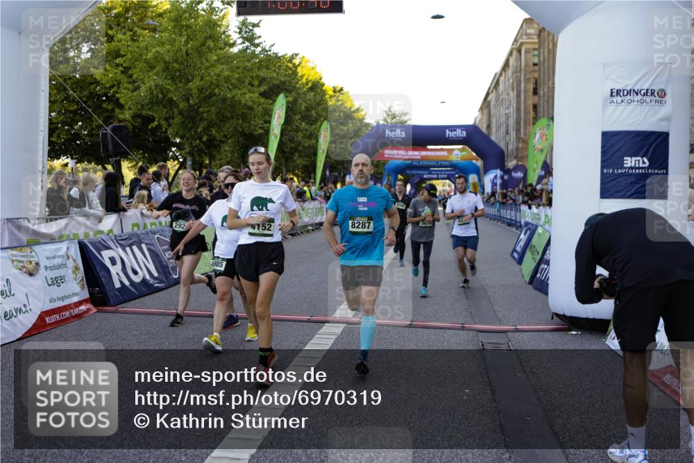01.09.2024 - BARMER Alsterlauf Kathrin Stürmer Photography http://msf.ph/oto/6970319 01.09.2024 10:00:39 Ziel 2197, 2206, 2244, 2674, 2689, 3223, 3323, 3367, 3528, 3687, 3912, 4052, 4171, 4428, 4608, 4687, 4813, 4926, 4936, 5138, 5144, 8149, 2330, 2419, 2612, 2920, 2921, 3078, 3541, 3725, 3762, 3834, 3836, 4152, 4263, 4739, 4744, 4869, 4971, 4985, 8007, 8054, 8086, 8088, 8287 meine-sportfotos.de