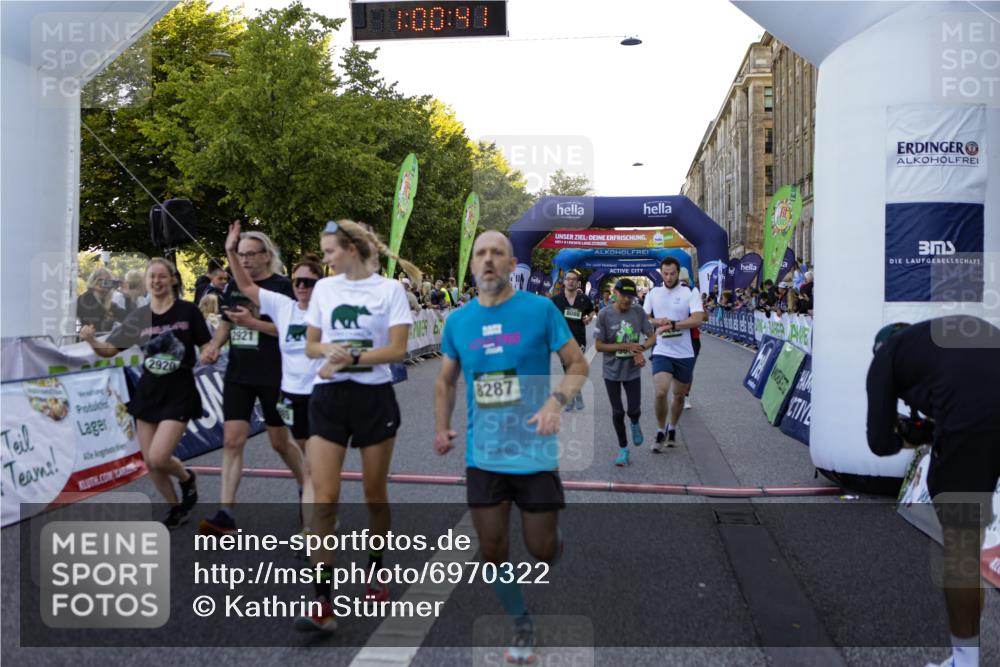 01.09.2024 - BARMER Alsterlauf Kathrin Stürmer Photography http://msf.ph/oto/6970322 01.09.2024 10:00:39 Ziel 2197, 2206, 2244, 2674, 2689, 3223, 3323, 3367, 3528, 3687, 3912, 4052, 4171, 4428, 4608, 4687, 4813, 4926, 4936, 5138, 5144, 8149, 2330, 2419, 2612, 2920, 2921, 3078, 3541, 3725, 3762, 3834, 3836, 4152, 4263, 4739, 4744, 4869, 4971, 4985, 8007, 8054, 8086, 8088, 8287 meine-sportfotos.de