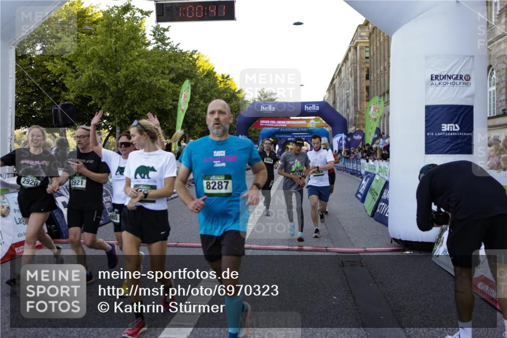 01.09.2024 - BARMER Alsterlauf Kathrin Stürmer Photography http://msf.ph/oto/6970323 01.09.2024 10:00:39 Ziel 2197, 2206, 2244, 2674, 2689, 3223, 3323, 3367, 3528, 3687, 3912, 4052, 4171, 4428, 4608, 4687, 4813, 4926, 4936, 5138, 5144, 8149, 2330, 2419, 2612, 2920, 2921, 3078, 3541, 3725, 3762, 3834, 3836, 4152, 4263, 4739, 4744, 4869, 4971, 4985, 8007, 8054, 8086, 8088, 8287 meine-sportfotos.de