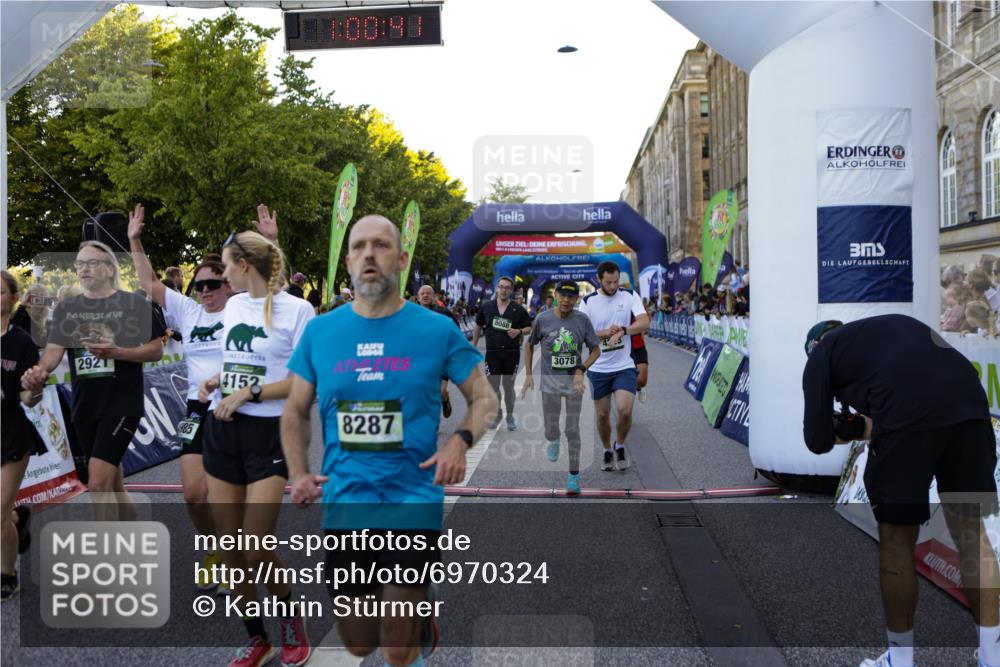 01.09.2024 - BARMER Alsterlauf Kathrin Stürmer Photography http://msf.ph/oto/6970324 01.09.2024 10:00:40 Ziel 2197, 2206, 2244, 2674, 2689, 3223, 3323, 3367, 3528, 3687, 3912, 4052, 4171, 4428, 4687, 4908, 4926, 4936, 5138, 5144, 2330, 2419, 2612, 2920, 2921, 3078, 3541, 3725, 3834, 3836, 4152, 4263, 4739, 4744, 4869, 4971, 4985, 8007, 8054, 8086, 8088, 8287 meine-sportfotos.de