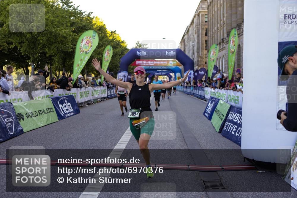 01.09.2024 - BARMER Alsterlauf Kathrin Stürmer Photography http://msf.ph/oto/6970376 01.09.2024 10:01:04 Ziel 2245, 2282, 2942, 3470, 3504, 3587, 3883, 4032, 4142, 4301, 5147, 5310, 8190, 2366, 2605, 2901, 2911, 3272, 3312, 3661, 3854, 3956, 4395, 4612, 4715, 4788, 5023, 8195 meine-sportfotos.de