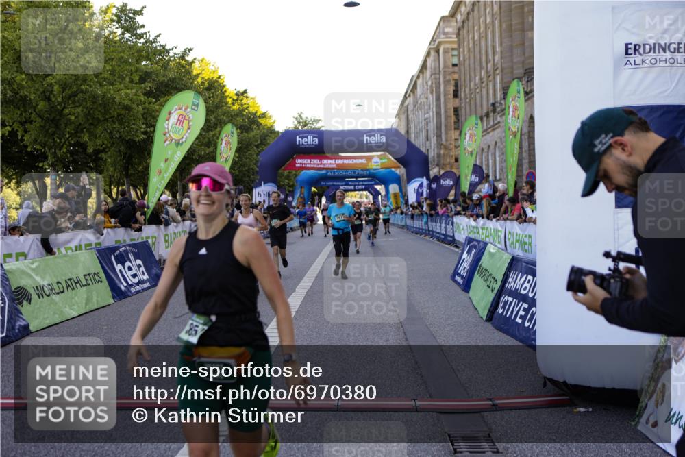 01.09.2024 - BARMER Alsterlauf Kathrin Stürmer Photography http://msf.ph/oto/6970380 01.09.2024 10:01:04 Ziel 2245, 2282, 2942, 3470, 3504, 3587, 3883, 4032, 4142, 4301, 5147, 5310, 8190, 2366, 2605, 2901, 2911, 3272, 3312, 3661, 3854, 3956, 4395, 4612, 4715, 4788, 5023, 8195 meine-sportfotos.de