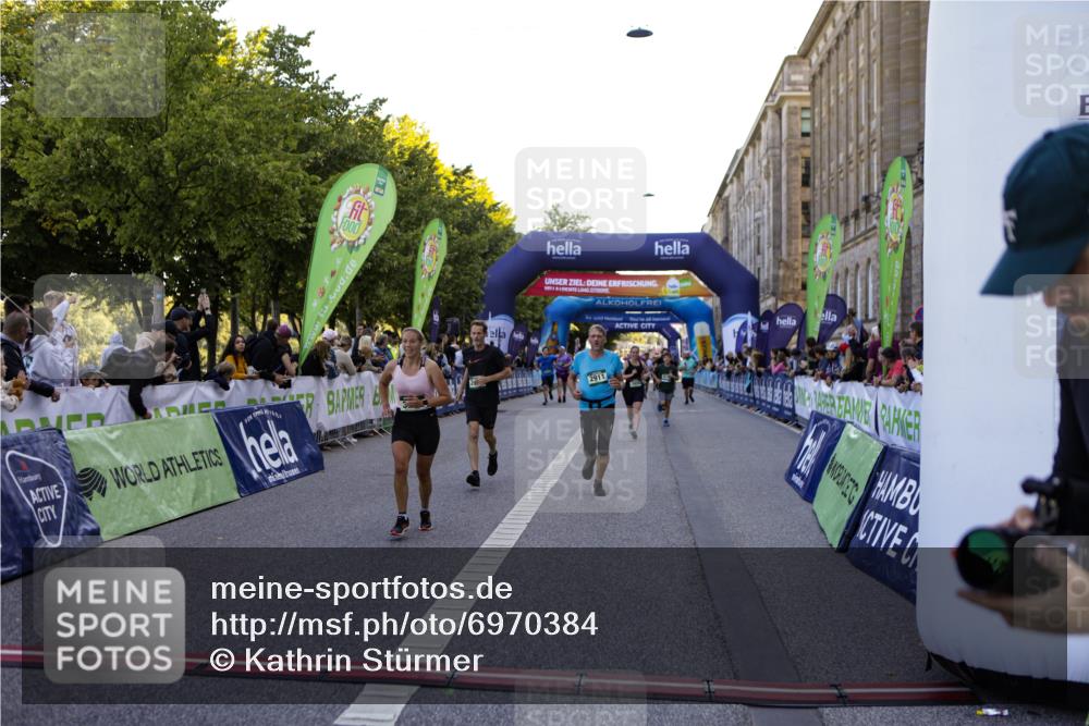 01.09.2024 - BARMER Alsterlauf Kathrin Stürmer Photography http://msf.ph/oto/6970384 01.09.2024 10:01:05 Ziel 2245, 2282, 2942, 3470, 3504, 3587, 3752, 3883, 4032, 4301, 4446, 5147, 5310, 8190, 2366, 2605, 2911, 3272, 3312, 3661, 3854, 3956, 4395, 4576, 4612, 4715, 4788, 5023, 8195 meine-sportfotos.de