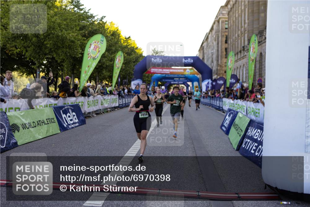 01.09.2024 - BARMER Alsterlauf Kathrin Stürmer Photography http://msf.ph/oto/6970398 01.09.2024 10:01:09 Ziel 2245, 2282, 2290, 2942, 3107, 3470, 3504, 3587, 3752, 3883, 3950, 4032, 4446, 5147, 5310, 8190, 2366, 2911, 3137, 3272, 3328, 3661, 3854, 3956, 4576, 4602, 4612, 4788, 5028, 8195, 8245 meine-sportfotos.de