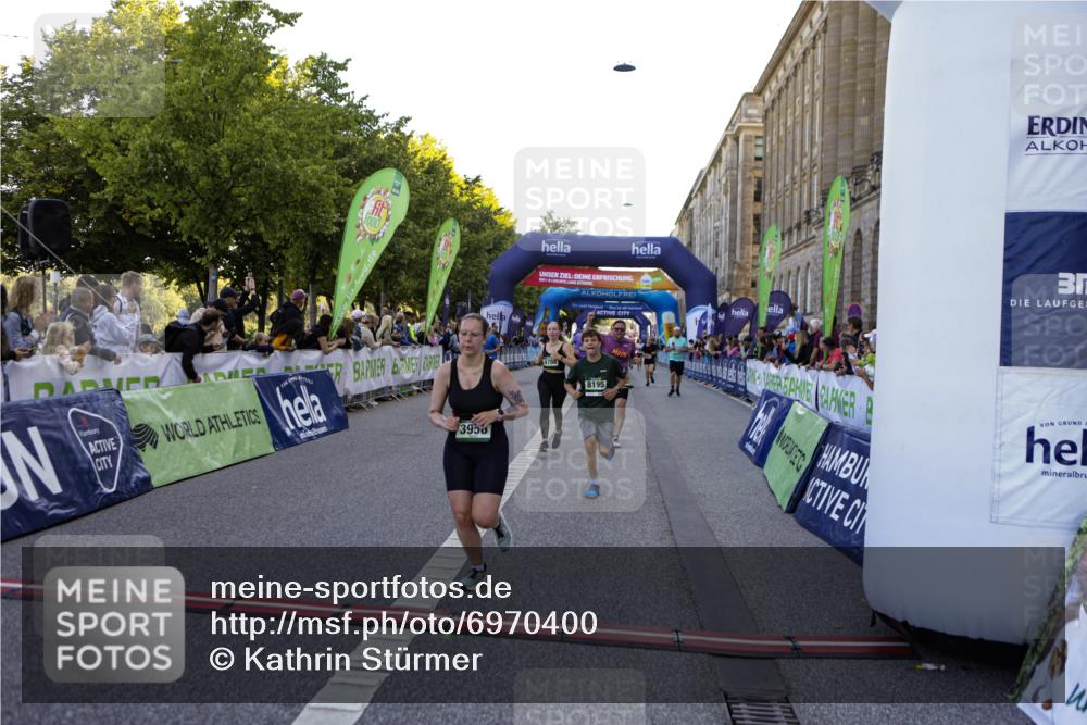 01.09.2024 - BARMER Alsterlauf Kathrin Stürmer Photography http://msf.ph/oto/6970400 01.09.2024 10:01:09 Ziel 2245, 2282, 2290, 2942, 3107, 3470, 3504, 3587, 3752, 3883, 3950, 4032, 4446, 5147, 5310, 8190, 2366, 2911, 3137, 3272, 3328, 3661, 3854, 3956, 4576, 4602, 4612, 4788, 5028, 8195, 8245 meine-sportfotos.de