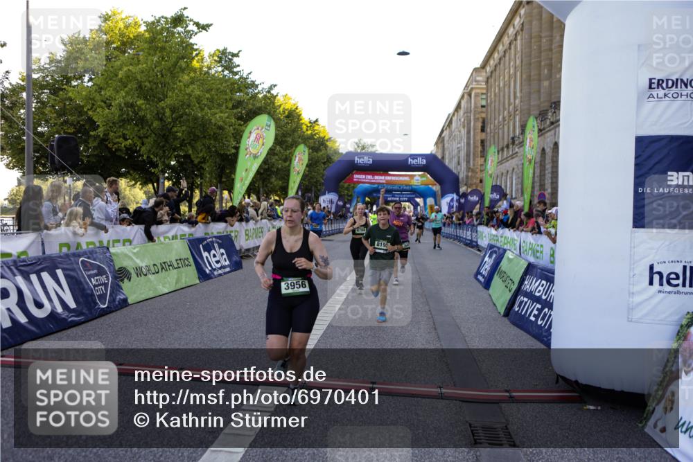 01.09.2024 - BARMER Alsterlauf Kathrin Stürmer Photography http://msf.ph/oto/6970401 01.09.2024 10:01:10 Ziel 2245, 2282, 2290, 2942, 3107, 3504, 3587, 3752, 3883, 3950, 4032, 4446, 5147, 5310, 8190, 2315, 2366, 2911, 3137, 3272, 3328, 3661, 3854, 3956, 4576, 4602, 4788, 5028, 8195, 8245 meine-sportfotos.de
