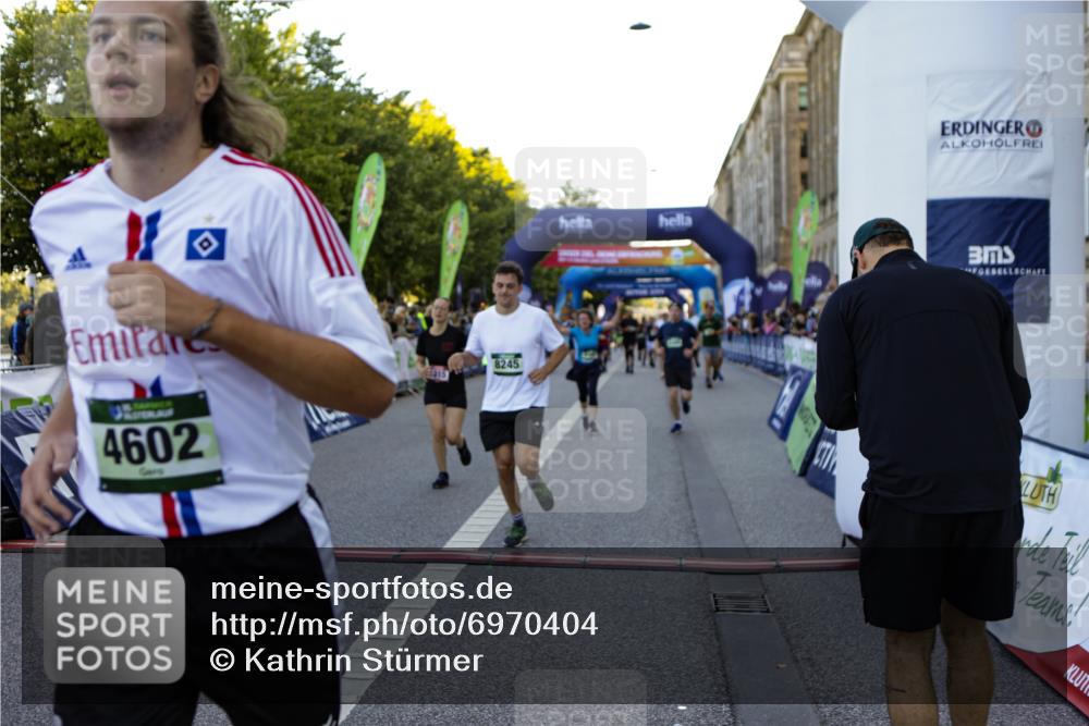 01.09.2024 - BARMER Alsterlauf Kathrin Stürmer Photography http://msf.ph/oto/6970404 01.09.2024 10:01:17 Ziel 2282, 2289, 2290, 2942, 3107, 3275, 3587, 3722, 3752, 3950, 4032, 4068, 4070, 4220, 4287, 4446, 4665, 4759, 4771, 4945, 5081, 5096, 5111, 5147, 5296, 8062, 2040, 2315, 2486, 2935, 2973, 3137, 3328, 3329, 3661, 4191, 4192, 4576, 4602, 4788, 5028, 5224, 5225, 8073, 8195, 8245, 8302, 8363 meine-sportfotos.de