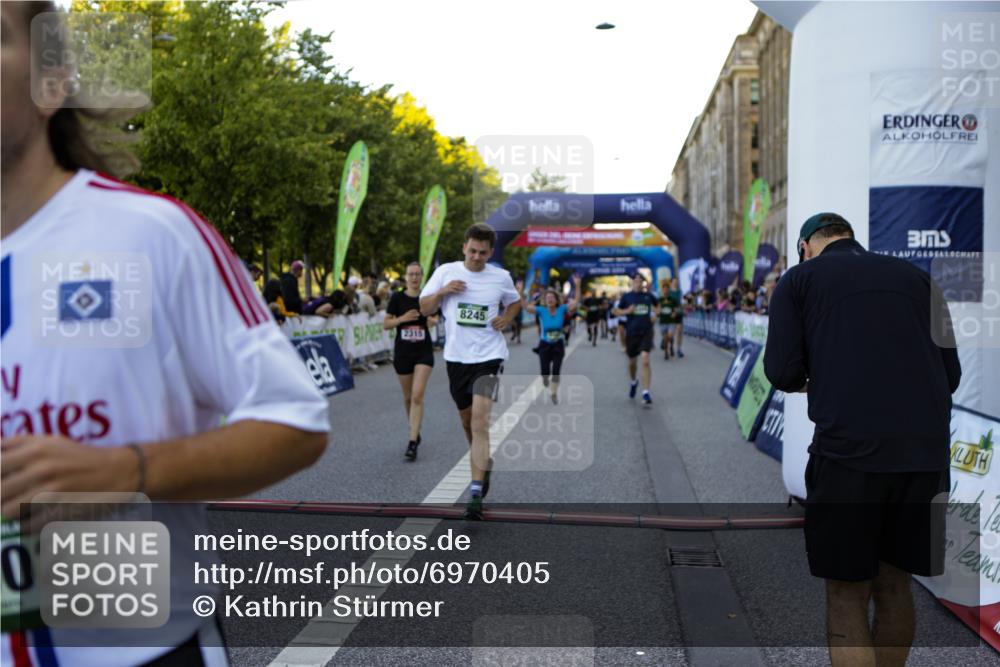01.09.2024 - BARMER Alsterlauf Kathrin Stürmer Photography http://msf.ph/oto/6970405 01.09.2024 10:01:17 Ziel 2282, 2289, 2290, 2942, 3107, 3275, 3587, 3722, 3752, 3950, 4032, 4068, 4070, 4220, 4287, 4446, 4665, 4759, 4771, 4945, 5081, 5096, 5111, 5147, 5296, 8062, 2040, 2315, 2486, 2935, 2973, 3137, 3328, 3329, 3661, 4191, 4192, 4576, 4602, 4788, 5028, 5224, 5225, 8073, 8195, 8245, 8302, 8363 meine-sportfotos.de