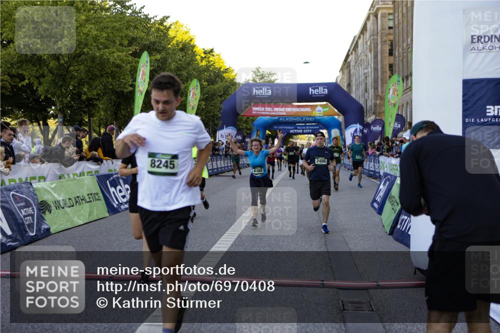 01.09.2024 - BARMER Alsterlauf Kathrin Stürmer Photography http://msf.ph/oto/6970408 01.09.2024 10:01:18 Ziel 2059, 2282, 2289, 2290, 2942, 3107, 3275, 3587, 3722, 3752, 3950, 4068, 4070, 4220, 4287, 4446, 4665, 4759, 4771, 4945, 5081, 5096, 5111, 5296, 8062, 2040, 2315, 2486, 2935, 2973, 3137, 3328, 3329, 3661, 4191, 4192, 4466, 4576, 4602, 4788, 5028, 5224, 5225, 8073, 8195, 8245, 8302, 8363 meine-sportfotos.de