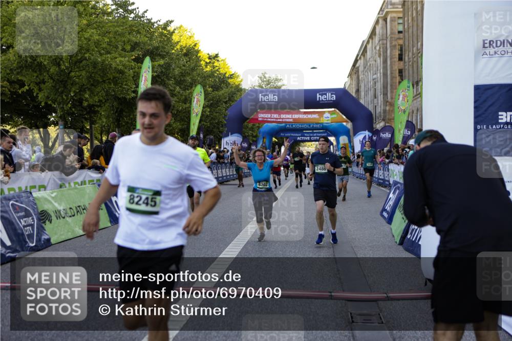 01.09.2024 - BARMER Alsterlauf Kathrin Stürmer Photography http://msf.ph/oto/6970409 01.09.2024 10:01:18 Ziel 2059, 2282, 2289, 2290, 2942, 3107, 3275, 3587, 3722, 3752, 3950, 4068, 4070, 4220, 4287, 4446, 4665, 4759, 4771, 4945, 5081, 5096, 5111, 5296, 8062, 2040, 2315, 2486, 2935, 2973, 3137, 3328, 3329, 3661, 4191, 4192, 4466, 4576, 4602, 4788, 5028, 5224, 5225, 8073, 8195, 8245, 8302, 8363 meine-sportfotos.de