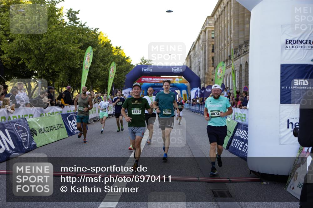 01.09.2024 - BARMER Alsterlauf Kathrin Stürmer Photography http://msf.ph/oto/6970411 01.09.2024 10:01:22 Ziel 2059, 2289, 2290, 3107, 3134, 3275, 3722, 3752, 3817, 3950, 4068, 4070, 4220, 4287, 4446, 4665, 4759, 4771, 4945, 5081, 5096, 5111, 5296, 8062, 2004, 2040, 2250, 2315, 2486, 2935, 2973, 3137, 3329, 3957, 3968, 4191, 4192, 4354, 4466, 4559, 4602, 5224, 5225, 8073, 8245, 8302, 8363 meine-sportfotos.de