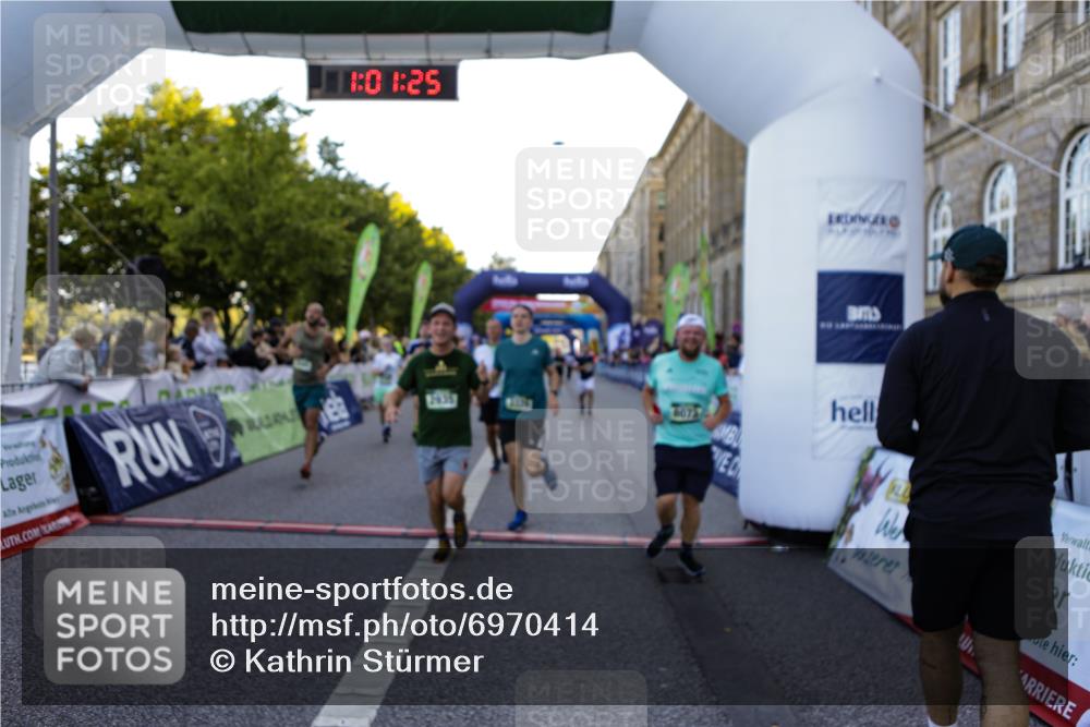 01.09.2024 - BARMER Alsterlauf Kathrin Stürmer Photography http://msf.ph/oto/6970414 01.09.2024 10:01:23 Ziel 2059, 2289, 2290, 3107, 3134, 3275, 3722, 3752, 3817, 3950, 4068, 4070, 4220, 4287, 4446, 4665, 4759, 4771, 4941, 4945, 5081, 5096, 5111, 5296, 8062, 2004, 2040, 2250, 2315, 2486, 2935, 2973, 3170, 3329, 3957, 3968, 4191, 4192, 4354, 4466, 4559, 4695, 5224, 5225, 8073, 8245, 8302, 8363 meine-sportfotos.de