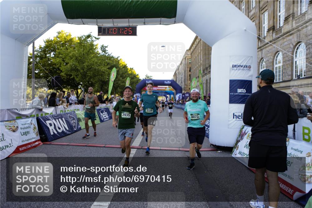 01.09.2024 - BARMER Alsterlauf Kathrin Stürmer Photography http://msf.ph/oto/6970415 01.09.2024 10:01:23 Ziel 2059, 2289, 2290, 3107, 3134, 3275, 3722, 3752, 3817, 3950, 4068, 4070, 4220, 4287, 4446, 4665, 4759, 4771, 4941, 4945, 5081, 5096, 5111, 5296, 8062, 2004, 2040, 2250, 2315, 2486, 2935, 2973, 3170, 3329, 3957, 3968, 4191, 4192, 4354, 4466, 4559, 4695, 5224, 5225, 8073, 8245, 8302, 8363 meine-sportfotos.de