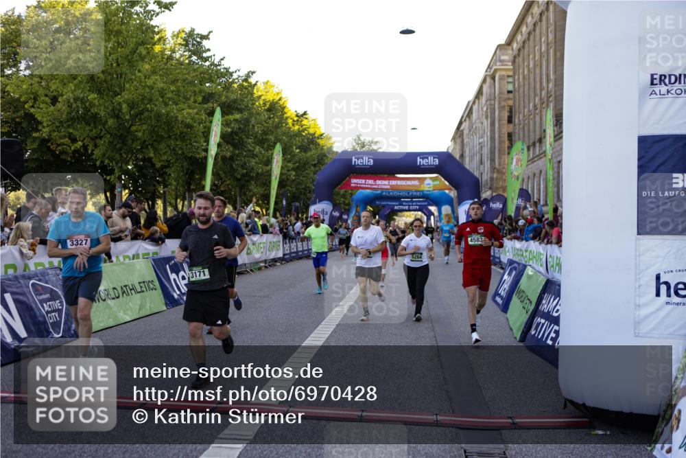 01.09.2024 - BARMER Alsterlauf Kathrin Stürmer Photography http://msf.ph/oto/6970428 01.09.2024 10:01:33 Ziel 2059, 2259, 3134, 3275, 3722, 3817, 3909, 3992, 4068, 4070, 4127, 4133, 4145, 4225, 4287, 4322, 4665, 4759, 4771, 4941, 4945, 4989, 5111, 2004, 2006, 2114, 2243, 2250, 2513, 2890, 2891, 3018, 3142, 3170, 3171, 3204, 3208, 3209, 3327, 3472, 3590, 3957, 3968, 4354, 4466, 4559, 4583, 4695, 5261, 5264 meine-sportfotos.de