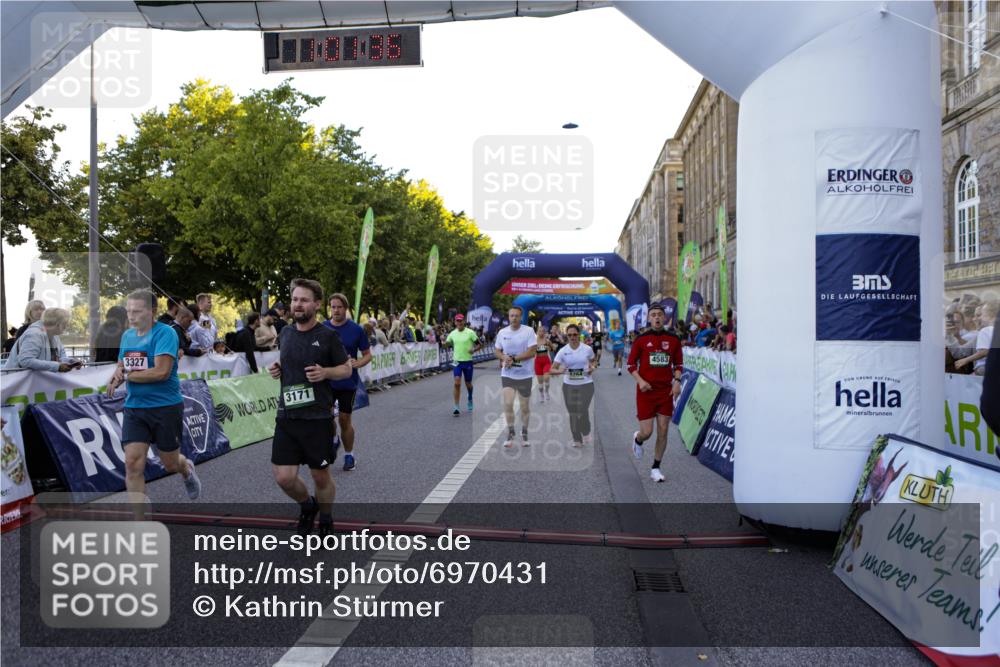 01.09.2024 - BARMER Alsterlauf Kathrin Stürmer Photography http://msf.ph/oto/6970431 01.09.2024 10:01:33 Ziel 2059, 2259, 3134, 3275, 3722, 3817, 3909, 3992, 4068, 4070, 4127, 4133, 4145, 4225, 4287, 4322, 4665, 4759, 4771, 4941, 4945, 4989, 5111, 2004, 2006, 2114, 2243, 2250, 2513, 2890, 2891, 3018, 3142, 3170, 3171, 3204, 3208, 3209, 3327, 3472, 3590, 3957, 3968, 4354, 4466, 4559, 4583, 4695, 5261, 5264 meine-sportfotos.de