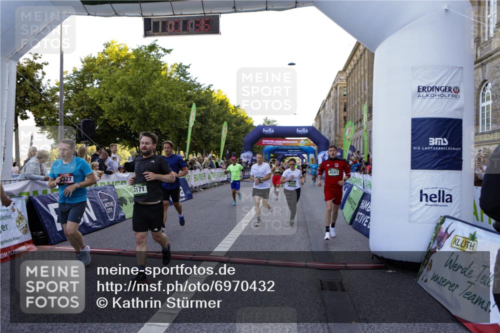 01.09.2024 - BARMER Alsterlauf Kathrin Stürmer Photography http://msf.ph/oto/6970432 01.09.2024 10:01:34 Ziel 2059, 2259, 3134, 3275, 3722, 3742, 3817, 3909, 3992, 4068, 4070, 4127, 4133, 4145, 4214, 4225, 4287, 4322, 4582, 4665, 4759, 4771, 4941, 4945, 4989, 5111, 2004, 2006, 2114, 2243, 2250, 2513, 2890, 2891, 3018, 3142, 3170, 3171, 3204, 3208, 3209, 3327, 3472, 3590, 3957, 3968, 4354, 4559, 4583, 4695, 4766, 5261, 5264 meine-sportfotos.de