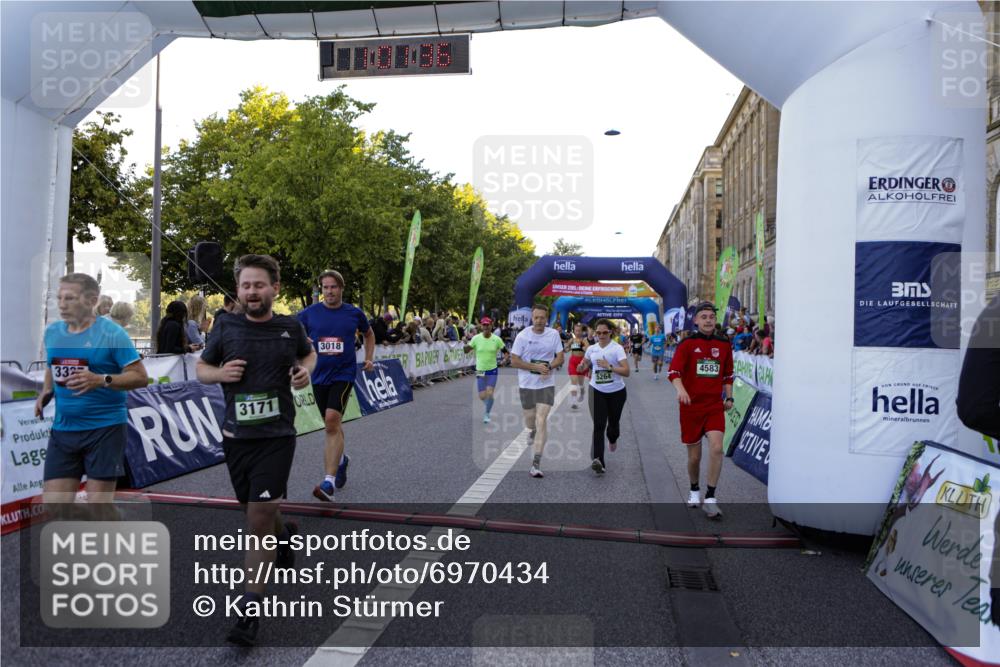 01.09.2024 - BARMER Alsterlauf Kathrin Stürmer Photography http://msf.ph/oto/6970434 01.09.2024 10:01:34 Ziel 2059, 2259, 3134, 3275, 3722, 3742, 3817, 3909, 3992, 4068, 4070, 4127, 4133, 4145, 4214, 4225, 4287, 4322, 4582, 4665, 4759, 4771, 4941, 4945, 4989, 5111, 2004, 2006, 2114, 2243, 2250, 2513, 2890, 2891, 3018, 3142, 3170, 3171, 3204, 3208, 3209, 3327, 3472, 3590, 3957, 3968, 4354, 4559, 4583, 4695, 4766, 5261, 5264 meine-sportfotos.de