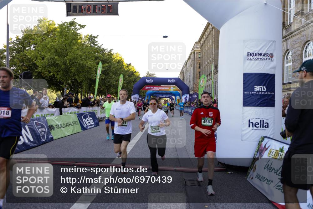 01.09.2024 - BARMER Alsterlauf Kathrin Stürmer Photography http://msf.ph/oto/6970439 01.09.2024 10:01:35 Ziel 2059, 2259, 3134, 3275, 3722, 3742, 3817, 3909, 3992, 4068, 4070, 4127, 4133, 4145, 4214, 4225, 4287, 4322, 4582, 4665, 4759, 4771, 4941, 4989, 2006, 2114, 2243, 2250, 2513, 2890, 2891, 3018, 3142, 3170, 3171, 3204, 3208, 3209, 3327, 3472, 3590, 3968, 4354, 4559, 4583, 4695, 4766, 5261, 5264 meine-sportfotos.de